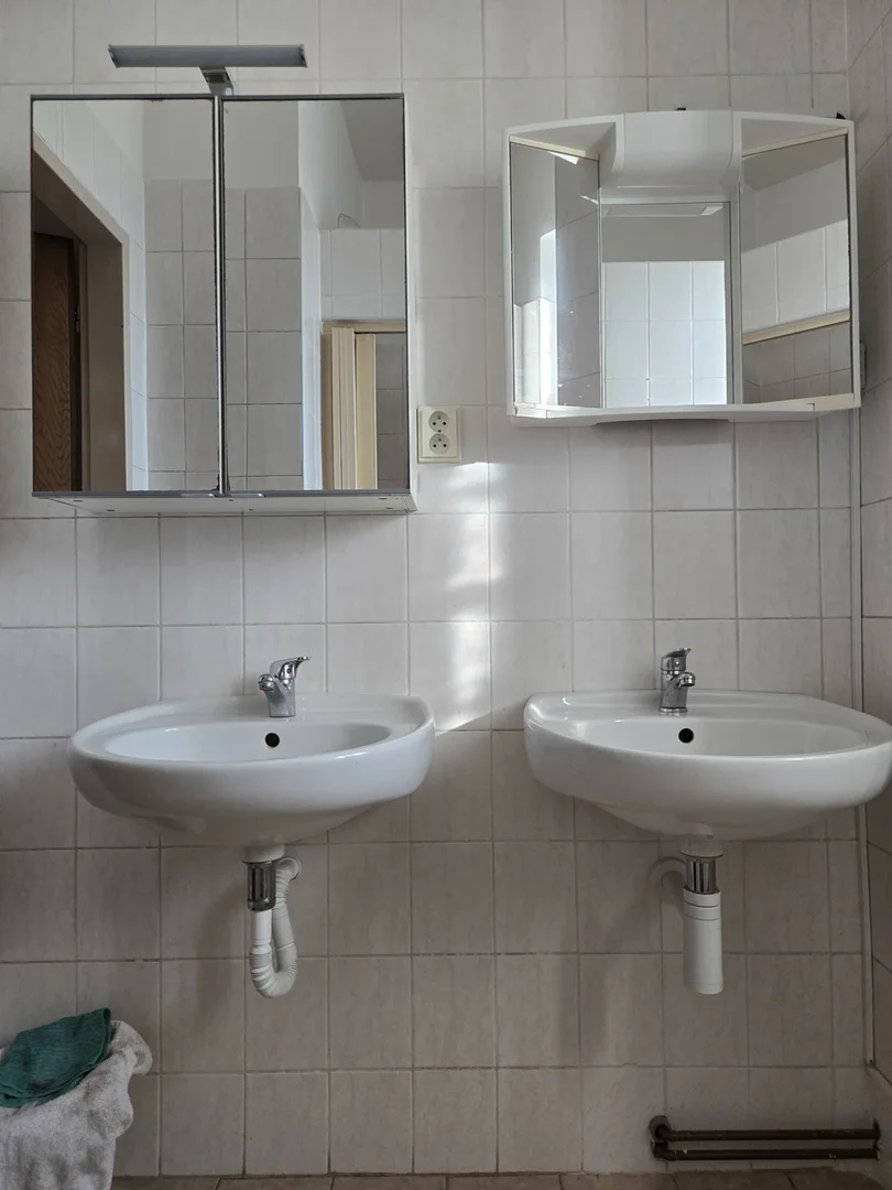 Quarto de estudante luminoso e arejado com acesso fácil à universidade em 