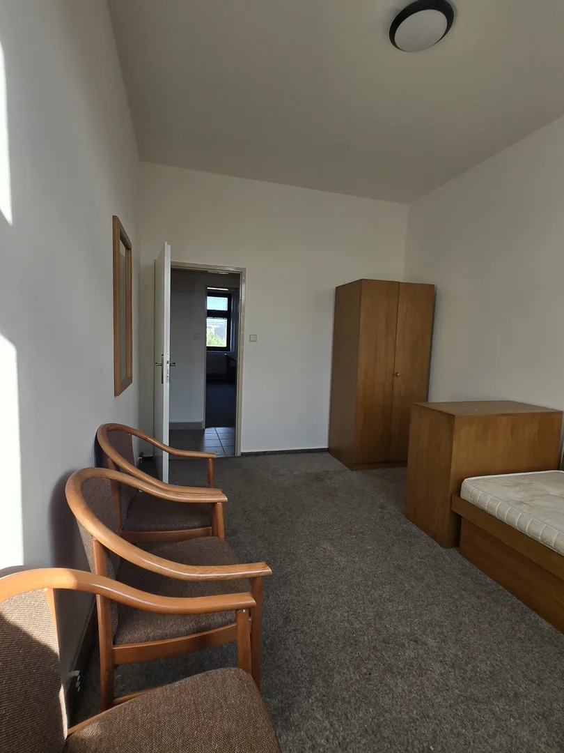 Quarto para alugar em apartamento de estudantes em , totalmente mobilado