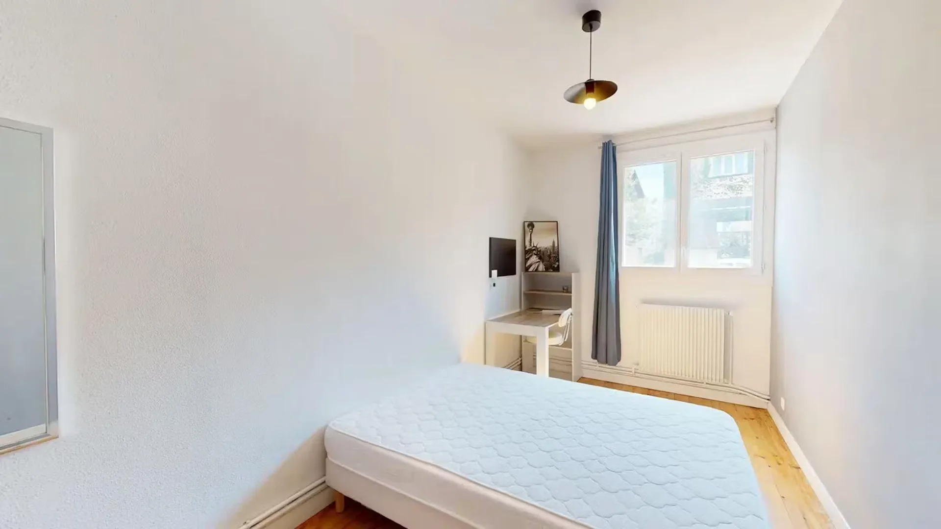 Bright and airy student room with easy university access in 