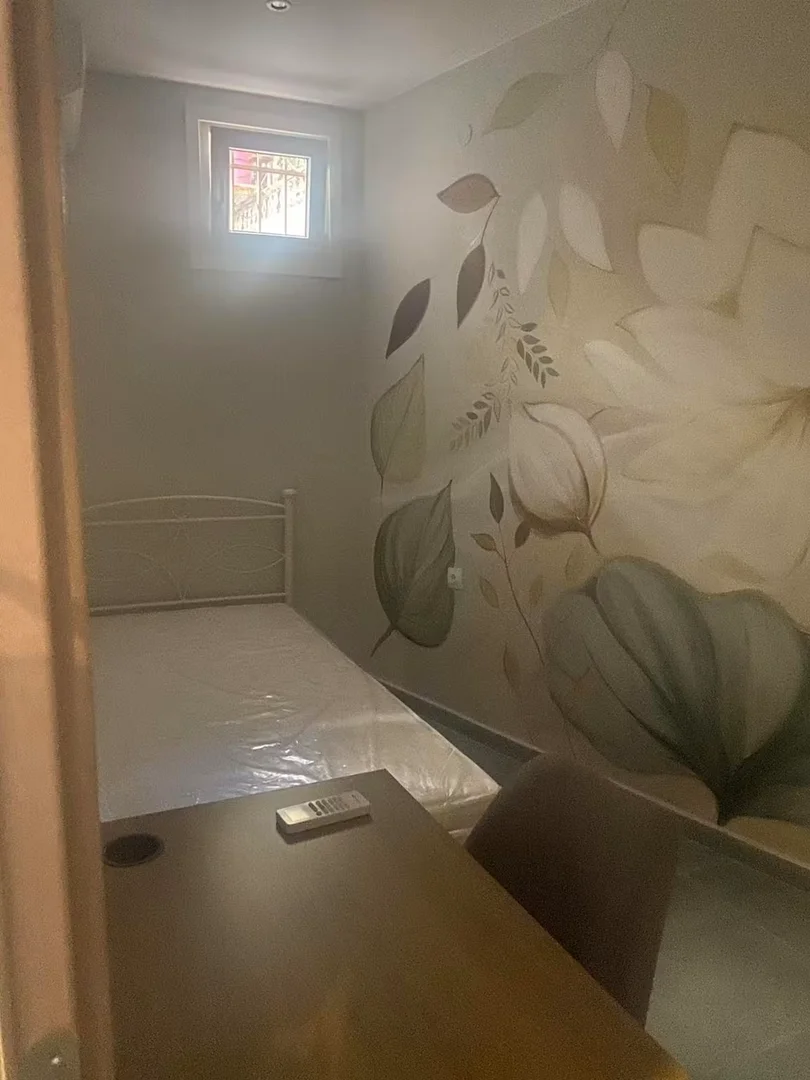 Quarto de estudante luminoso e arejado com acesso fácil à universidade em 