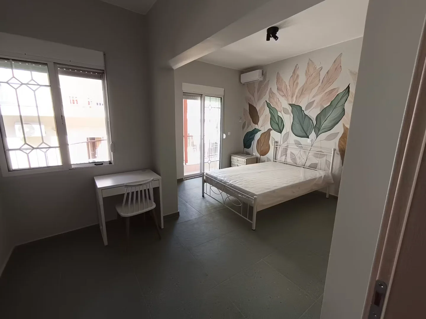 Quarto de estudante luminoso e arejado com acesso fácil à universidade em 