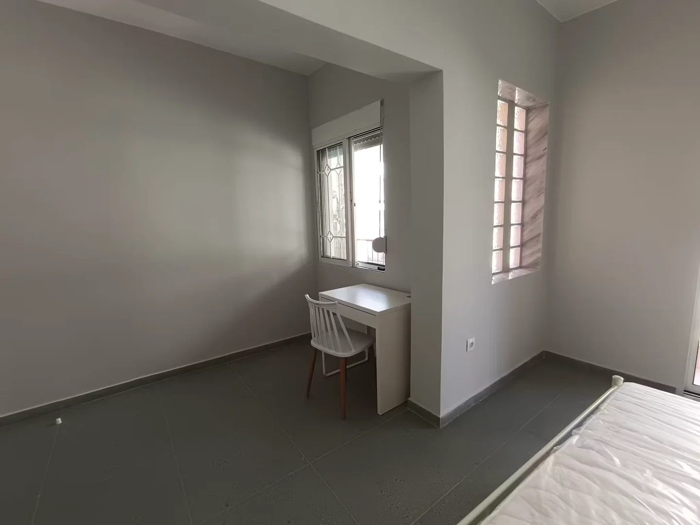 Quarto de estudante em  com área de estudo e instalações partilhadas