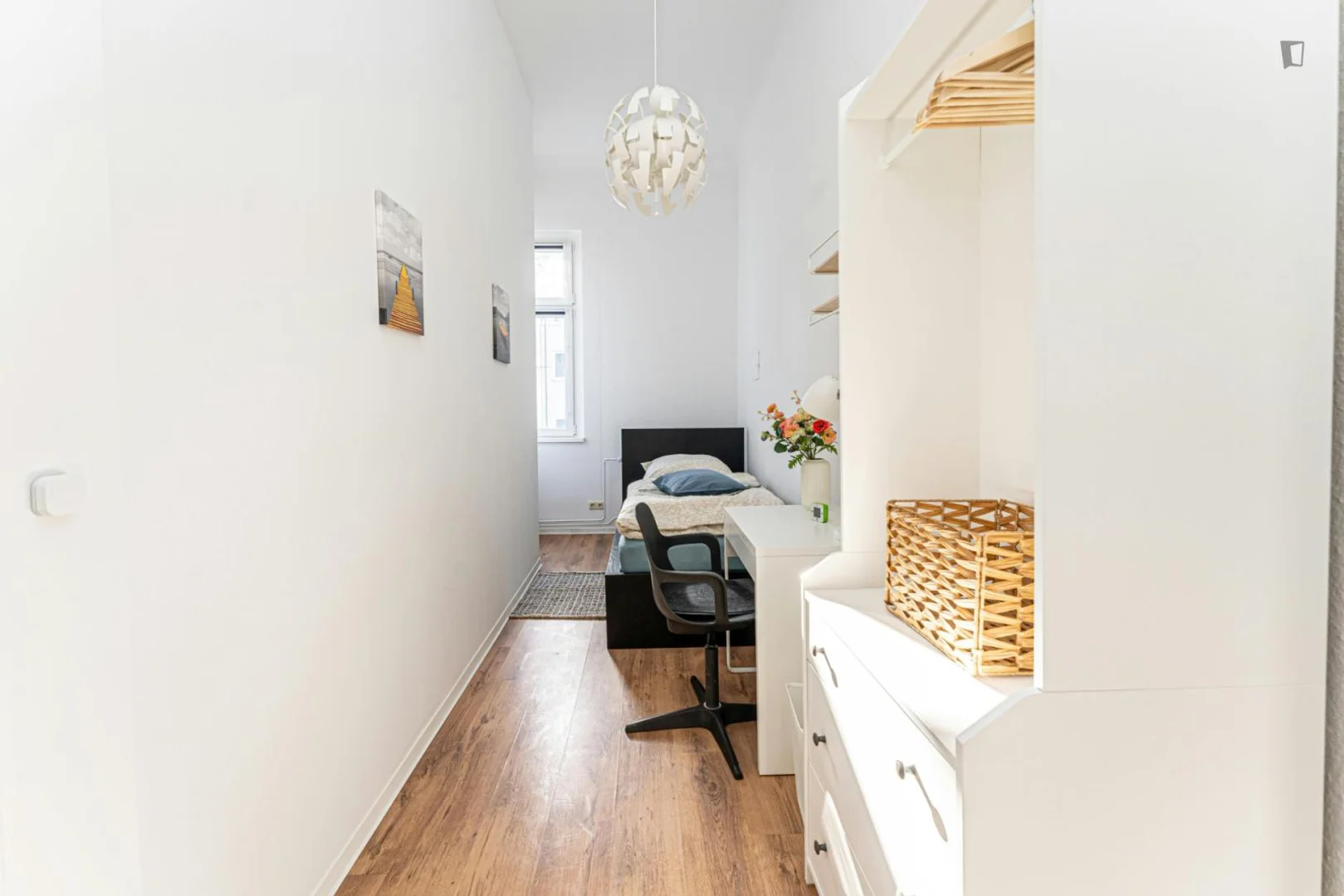 Bright and airy student room with easy university access in 