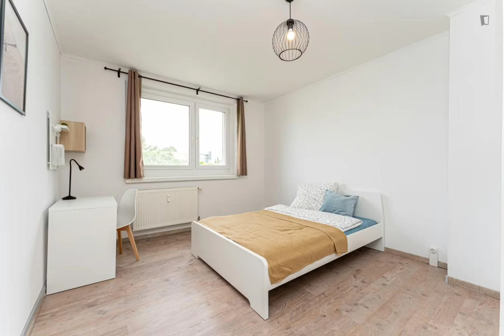 Bright and airy student room with easy university access in 
