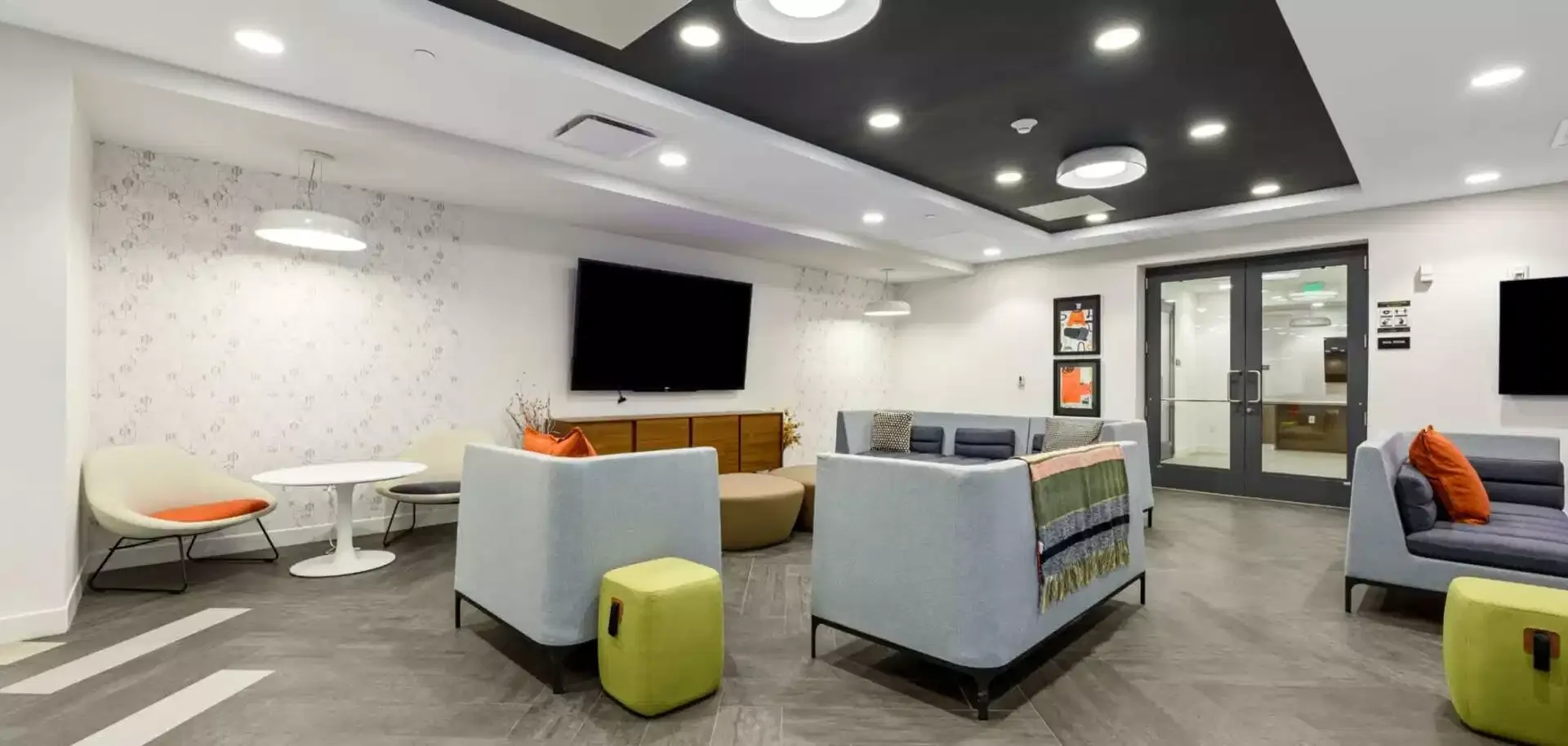Quarto acessível para estudantes com iluminação ampla em 