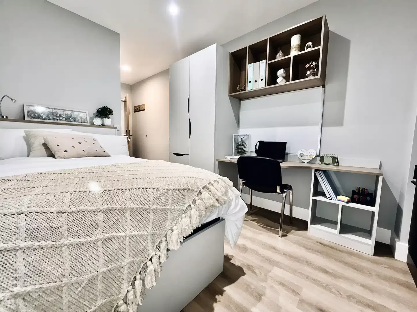 Quarto de estudante confortável e espaçoso em 