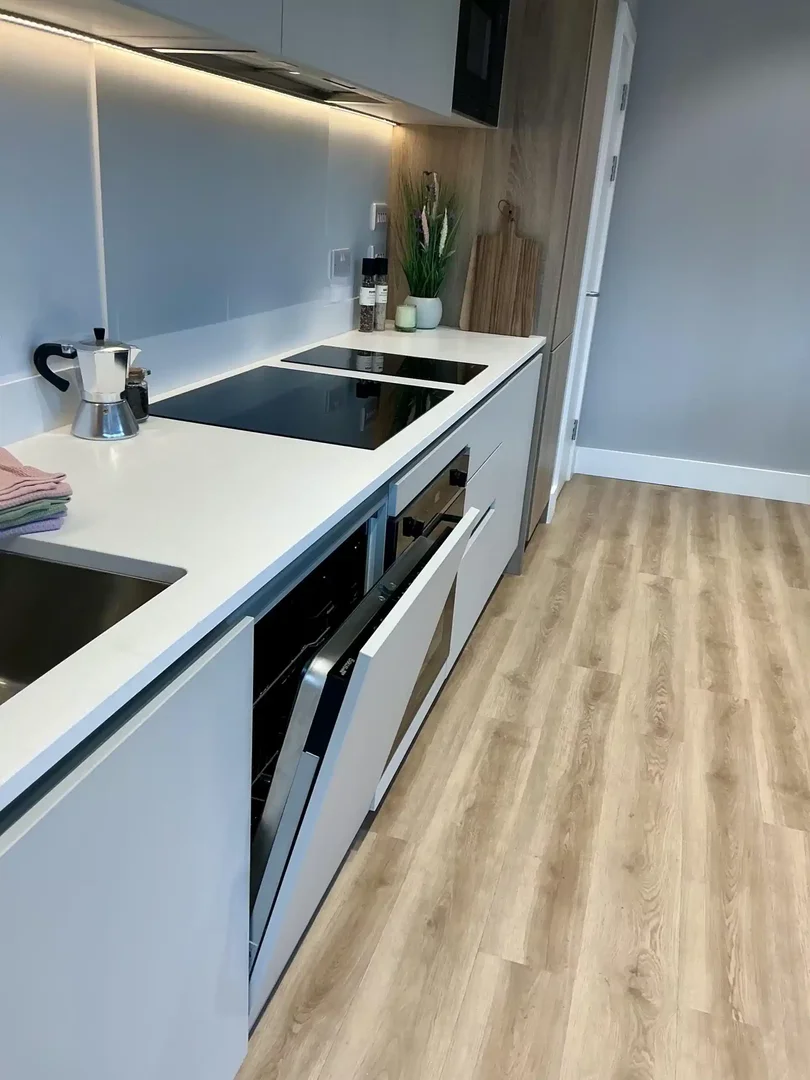 'de öğrenci dairesinde, tamamen mobilyalı kiralık oda