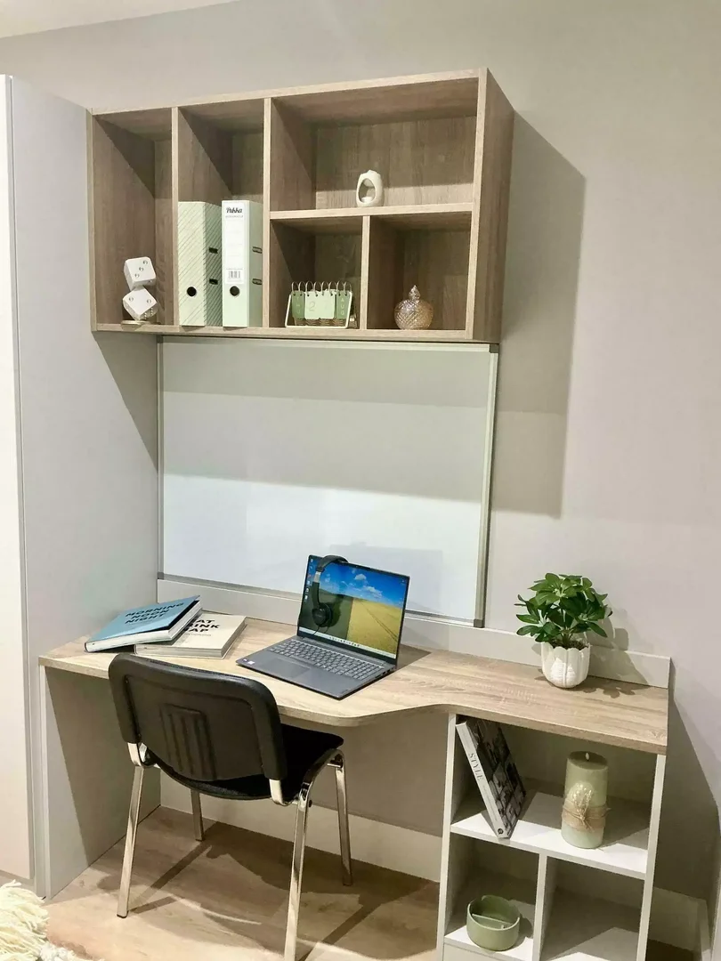 'de öğrenci dairesinde, tamamen mobilyalı kiralık oda