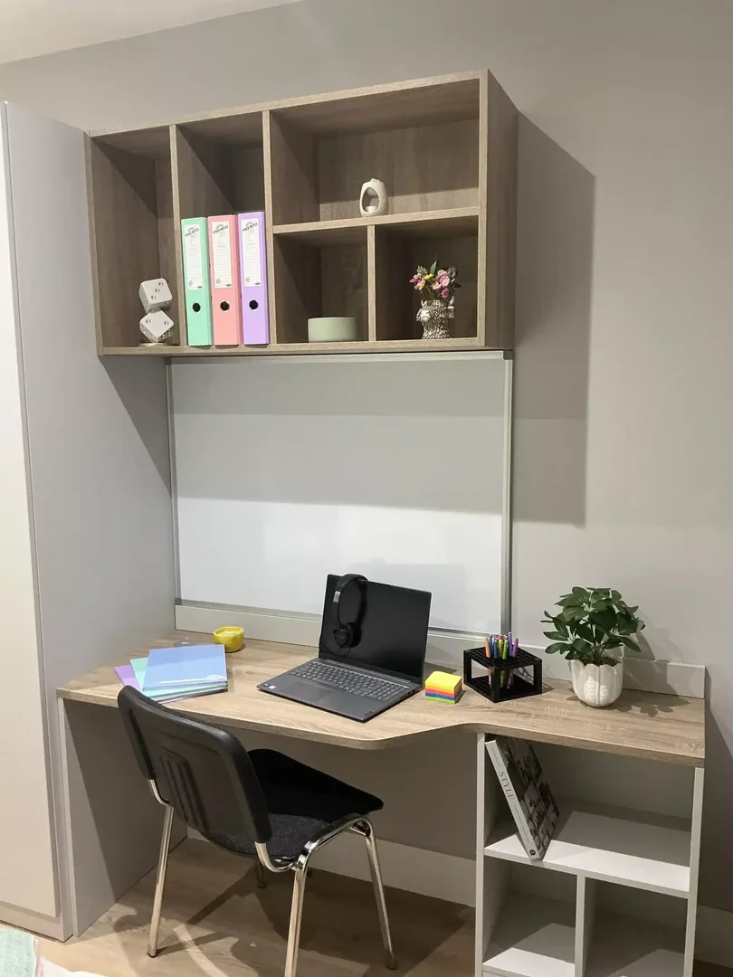 Habitación estudiantil funcional perfecta para estudiar en 