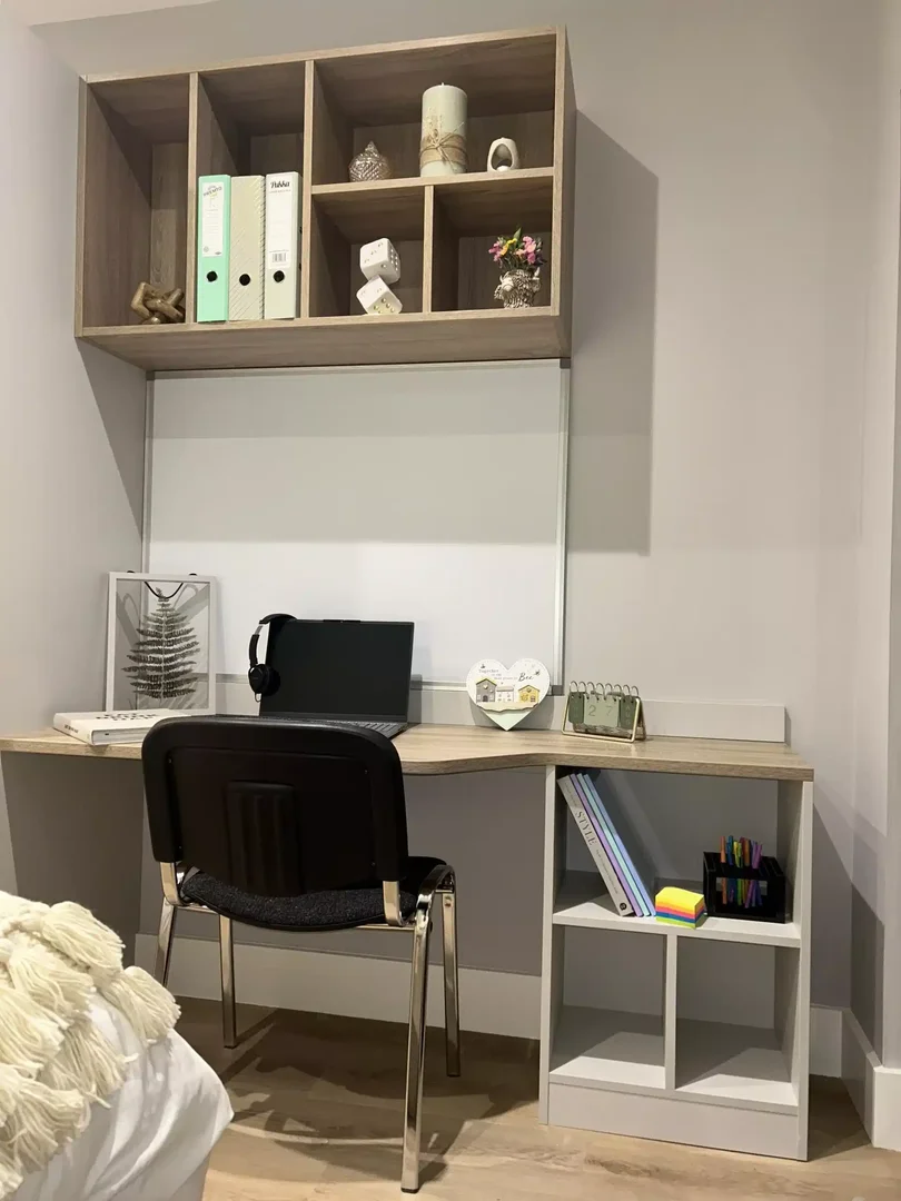 Chambre confortable pour étudiants disponible dans 