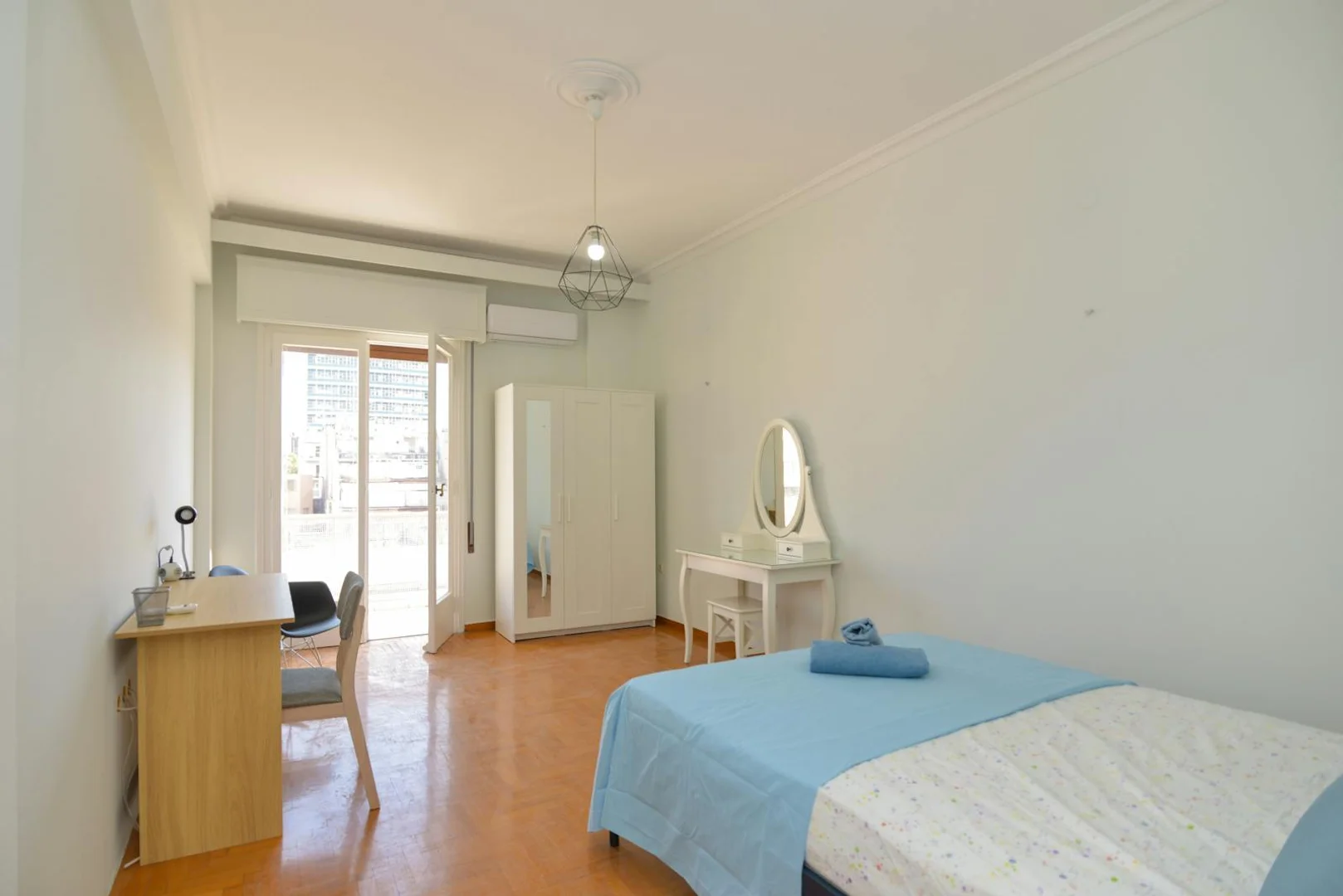 Bright and airy student room with easy university access in 