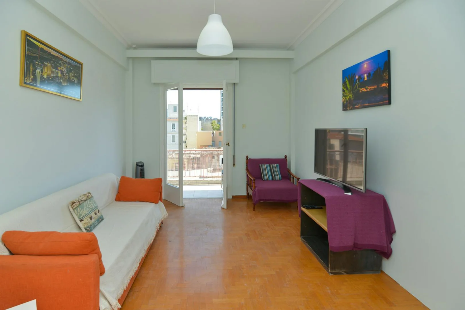 Functional student room perfect for studying in 