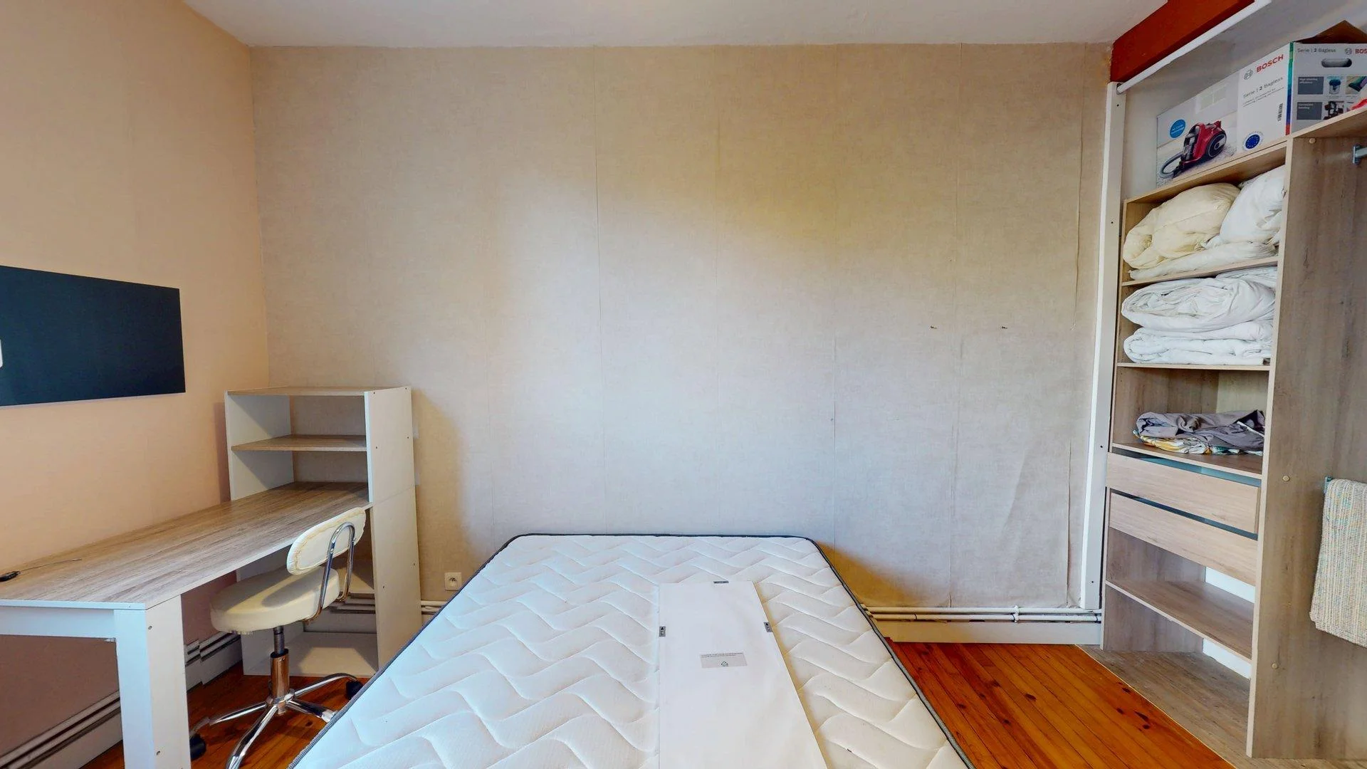 Chambre d'étudiant à  avec espace d'étude et installations communes