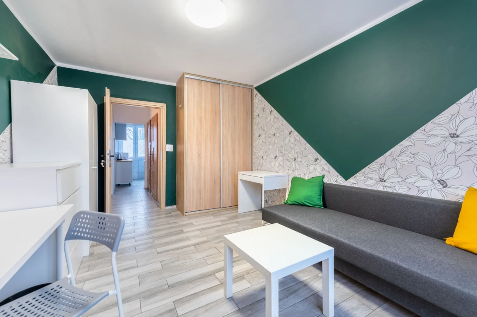 Bright and airy student room with easy university access in 