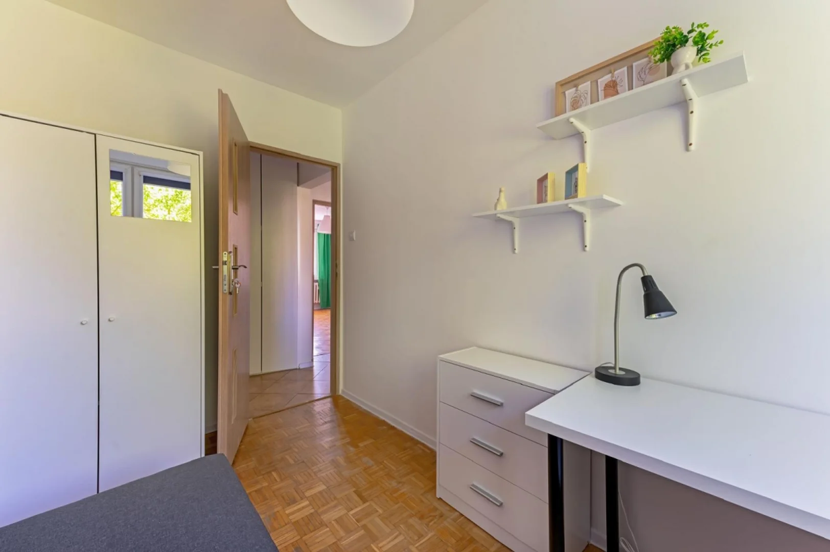 Bright and airy student room with easy university access in 