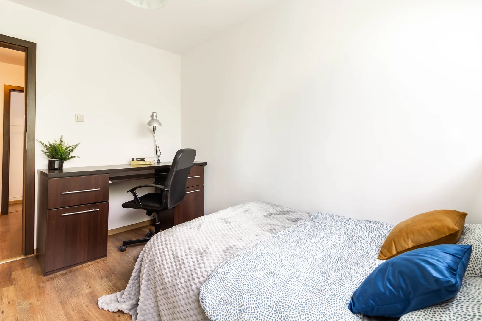 Functional student room perfect for studying in 