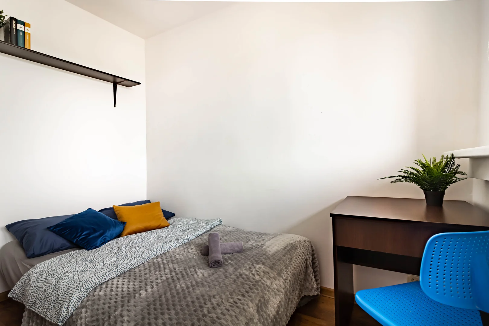 Economical student room with convenient location in