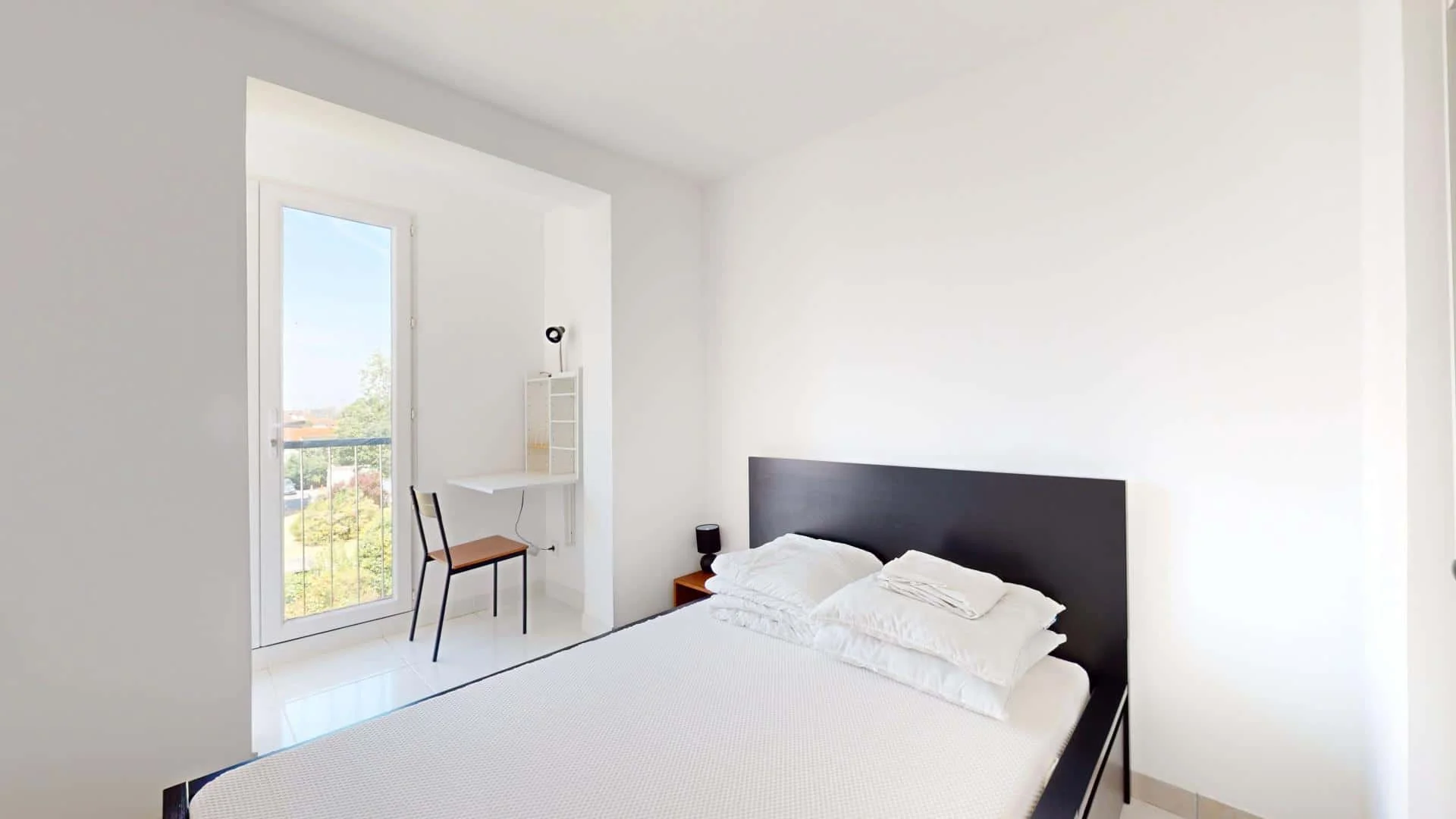 Habitación estudiantil económica cerca del campus en 
