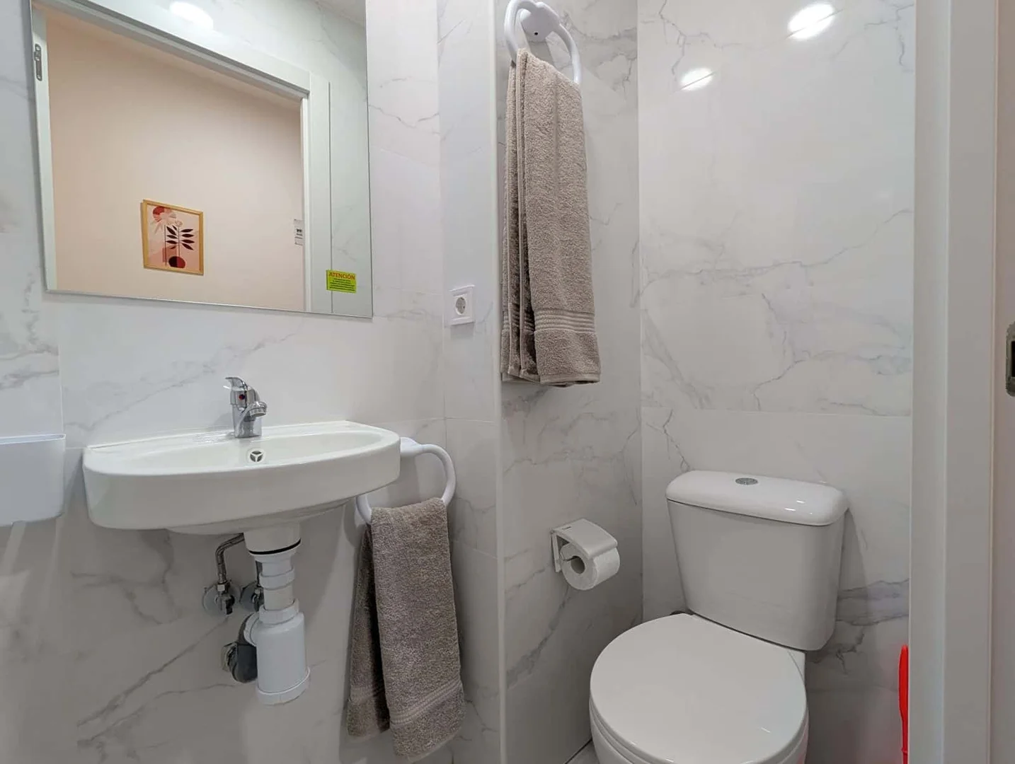Habitación estudiantil amplia y cómoda en 