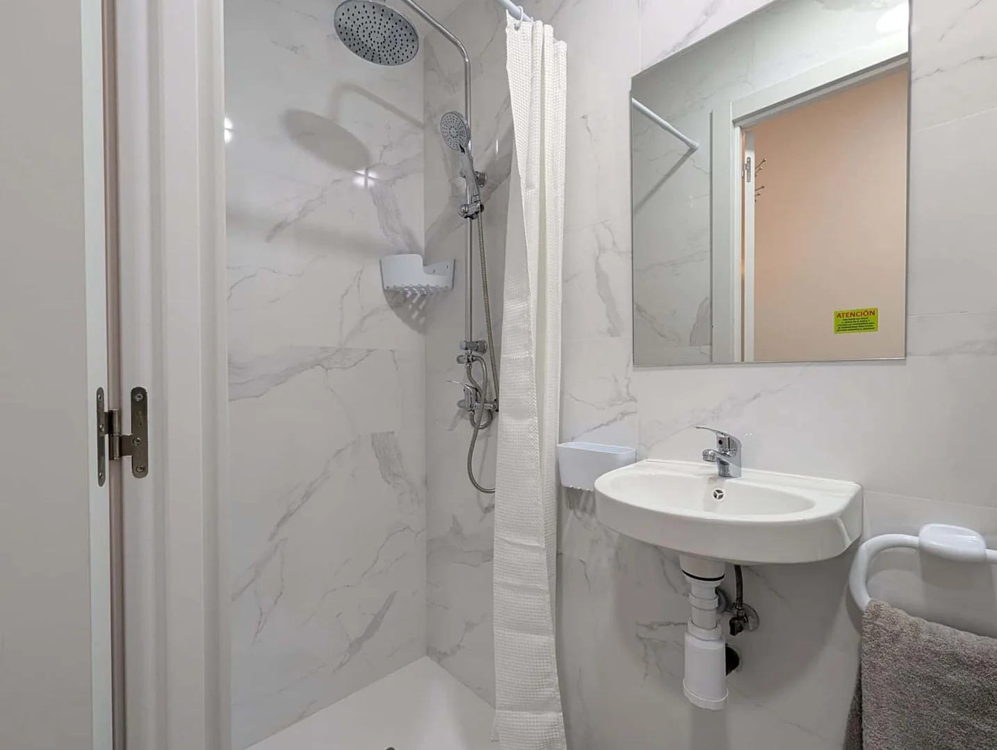 Habitación estudiantil funcional perfecta para estudiar en 