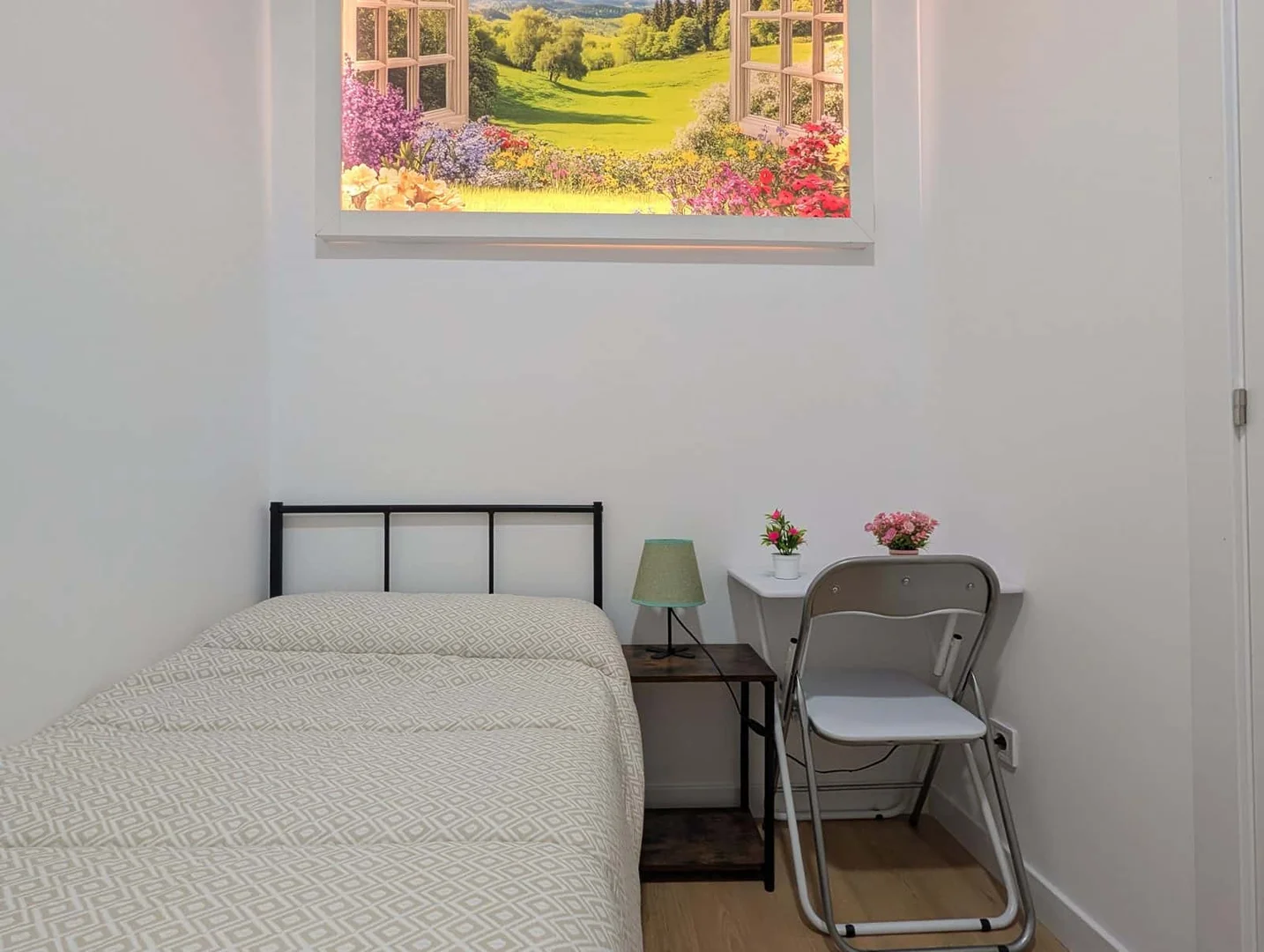 Habitación estudiantil luminosa y aireada con fácil acceso a la universidad en 