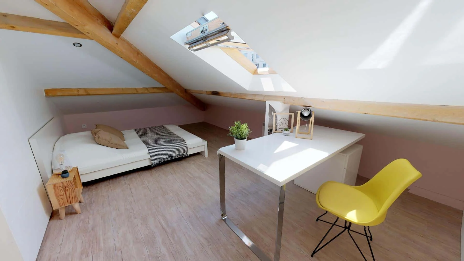 Funktionelles Studentenzimmer perfekt zum Studieren in 