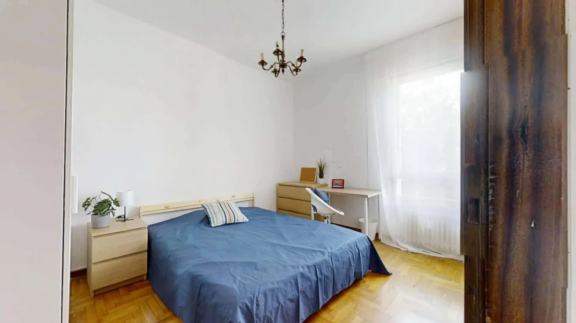 Comfortable and spacious student room in