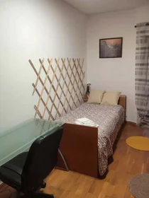 Quarto privado em R. António Albino Machado, Lisboa, Portugal, imagem 2 de 15