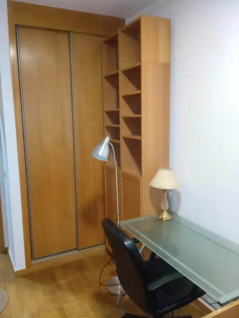 Quarto amigo do estudante em com comodidades modernas
