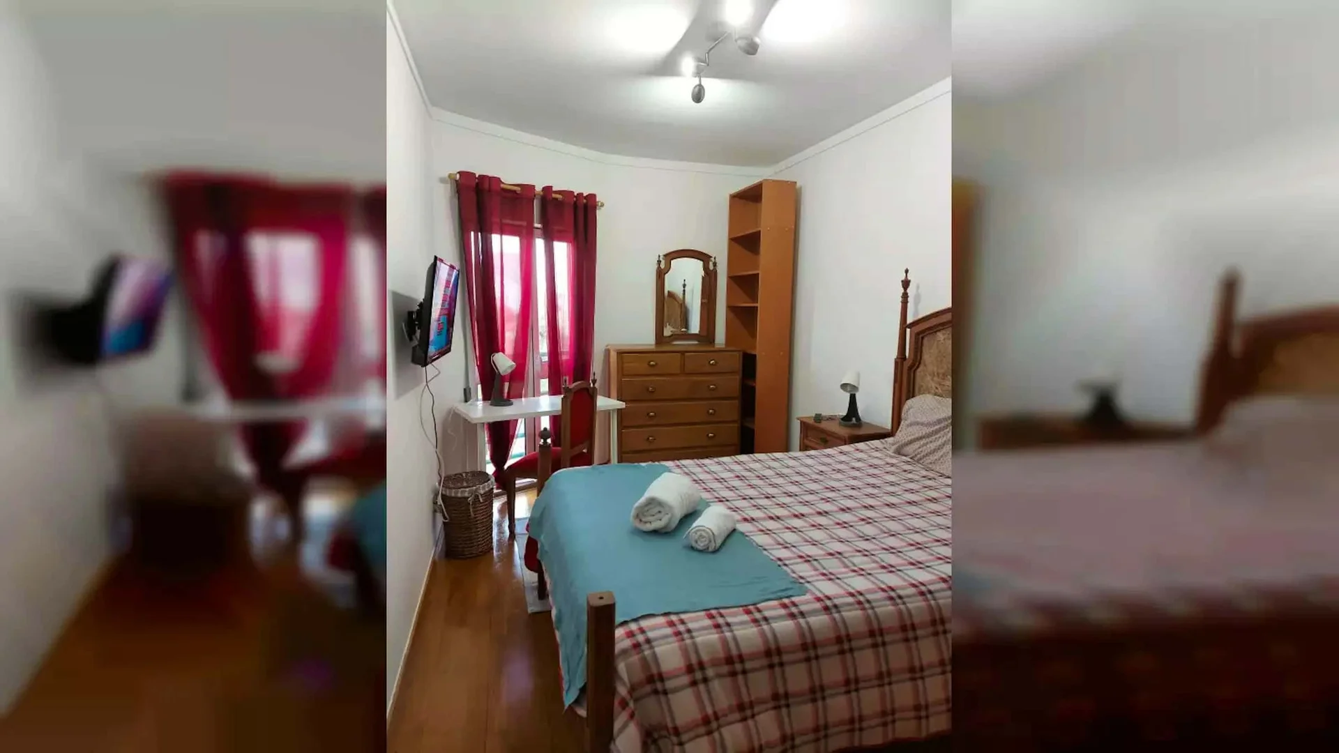 Quarto de estudante luminoso e arejado com acesso fácil à universidade em