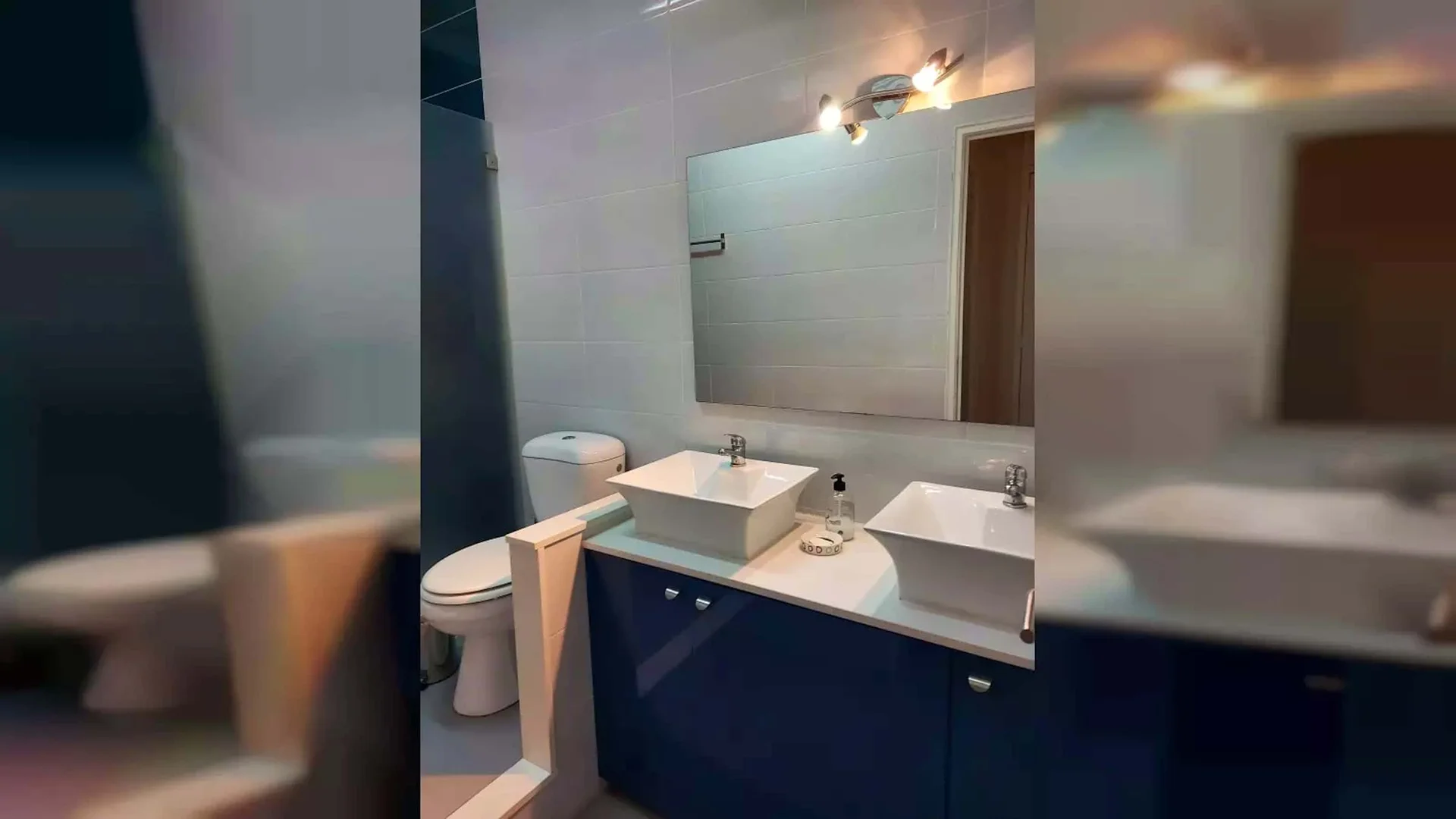 Quarto de estudante luminoso e arejado com acesso fácil à universidade em 