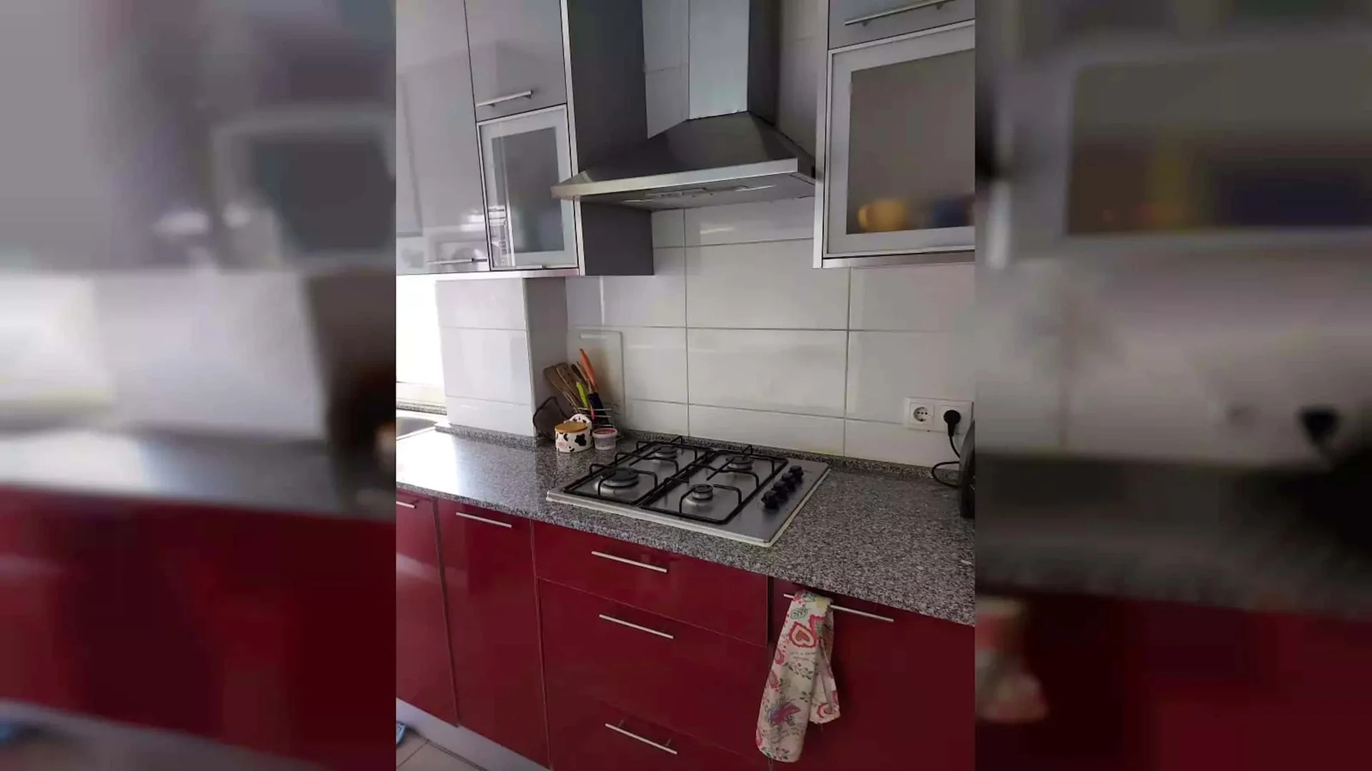 Quarto acessível para estudantes com iluminação ampla em 
