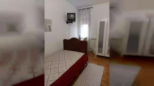 Quarto privado em R. António Albino Machado, Lisboa, Portugal, imagem 1 de 11