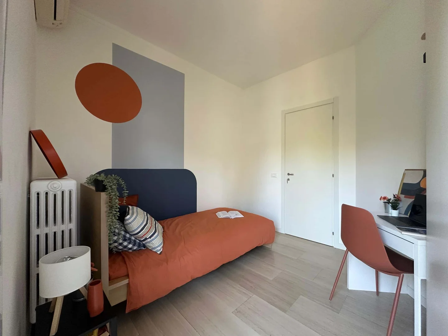 Bright and airy student room with easy university access in 