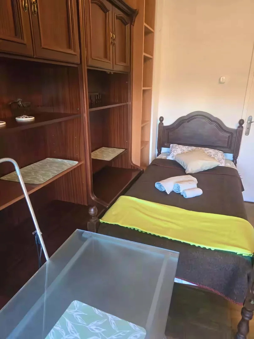 Quarto para alugar em apartamento de estudantes em , totalmente mobilado