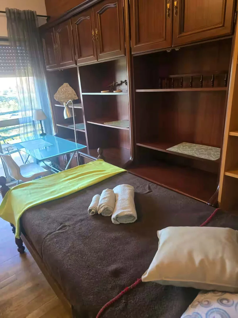 Quarto para alugar em apartamento de estudantes em , totalmente mobilado