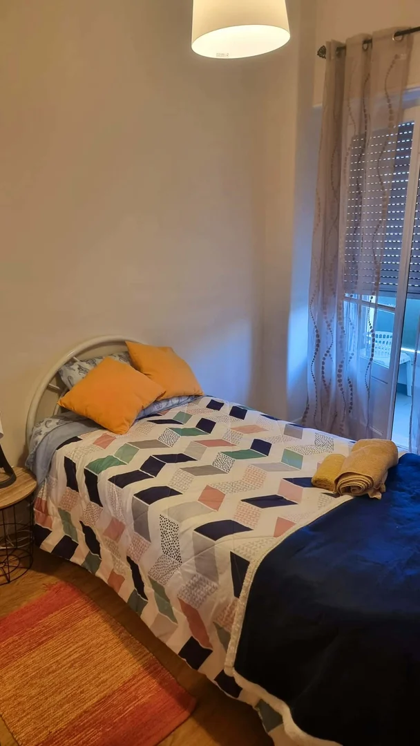 Quarto de estudante económico com localização conveniente em 