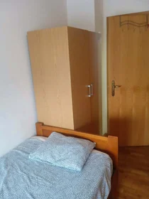 Quarto privado em R. António Albino Machado, Lisboa, Portugal, imagem 1 de 18