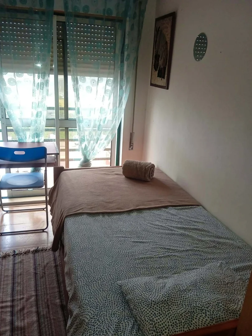 Quarto de estudante em  com área de estudo e instalações partilhadas