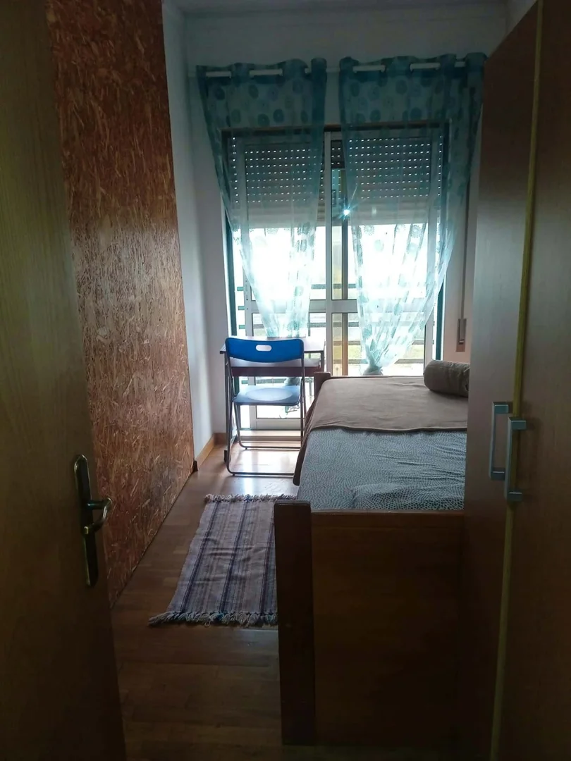 Quarto para alugar em apartamento de estudantes em , totalmente mobilado