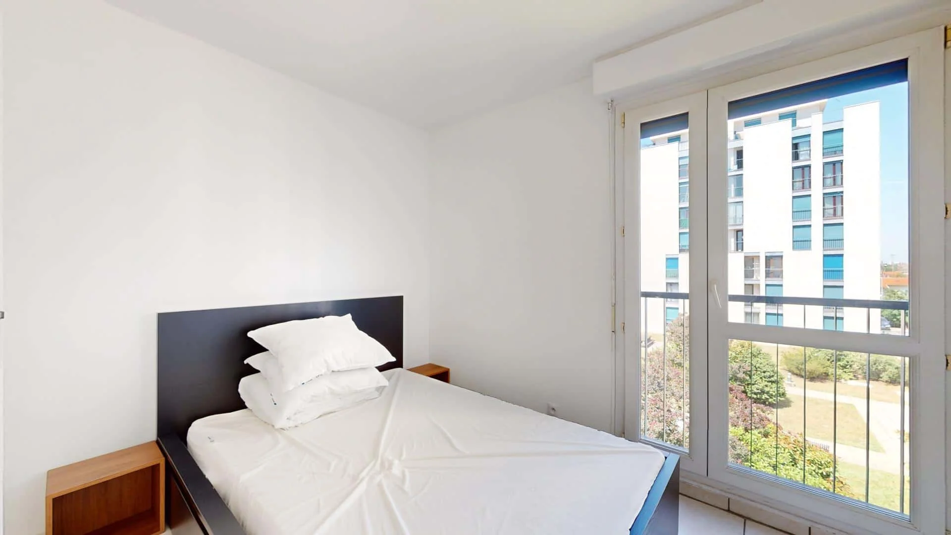 Habitación estudiantil luminosa y aireada con fácil acceso a la universidad en 