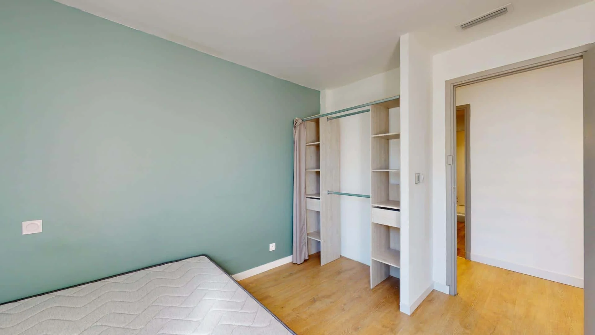 Habitación estudiantil funcional perfecta para estudiar en 