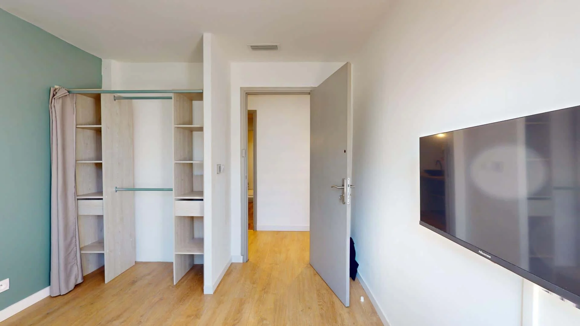 Habitación estudiantil amplia y cómoda en 