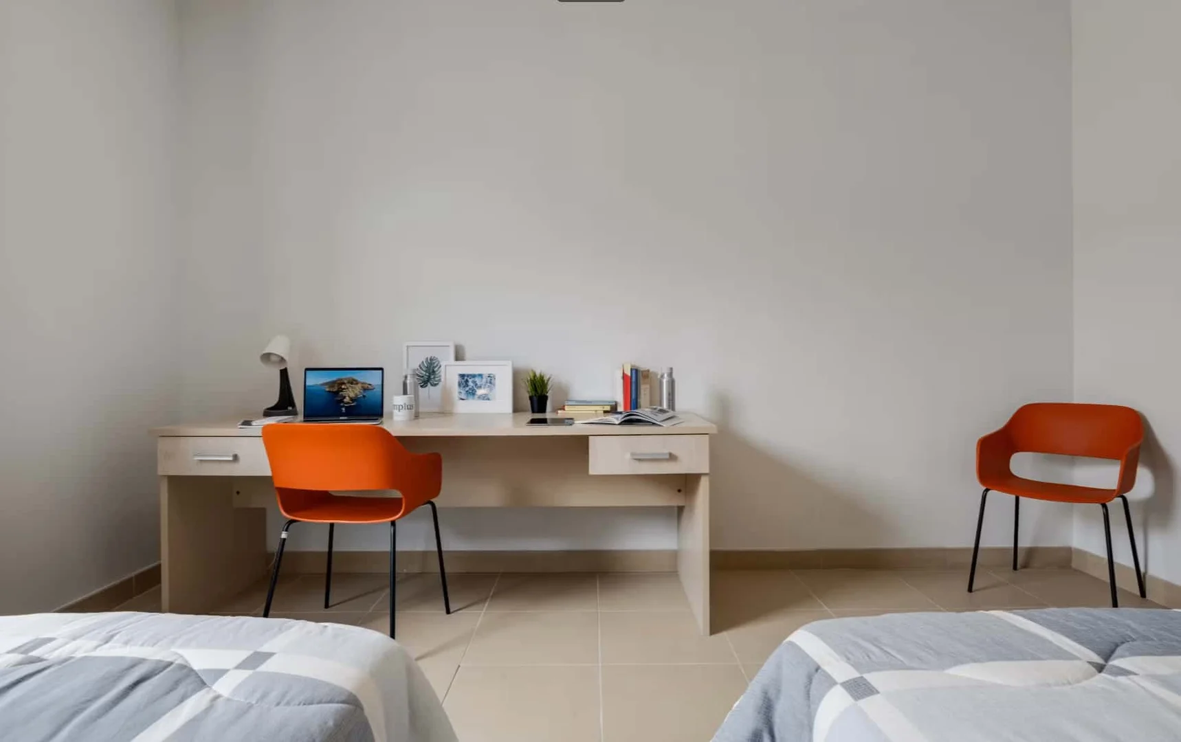 Bright and airy student room with easy university access in 