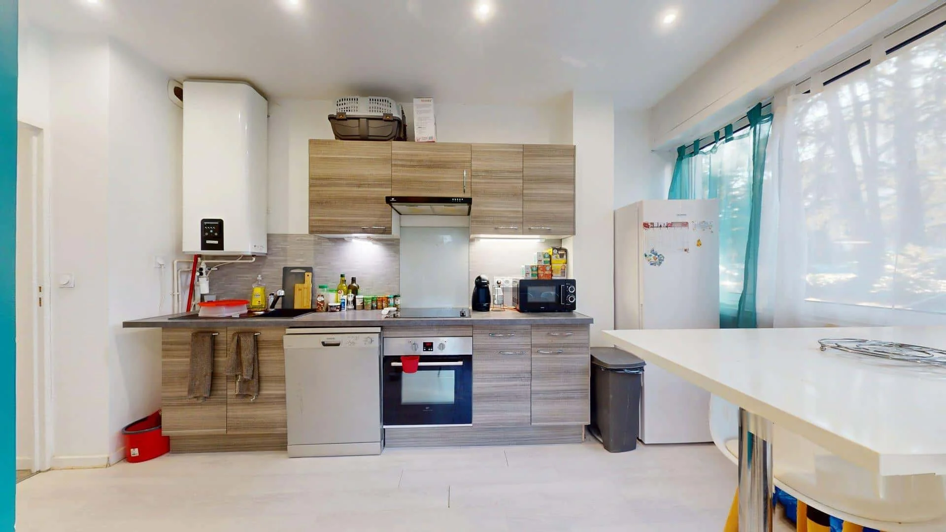 Habitación estudiantil funcional perfecta para estudiar en 
