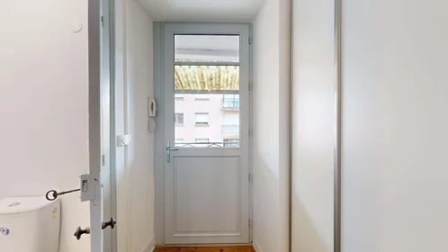 Privatzimmer in der 7 Rue Emile Guichenné, 64000 Pau, France, bild 8 von 23