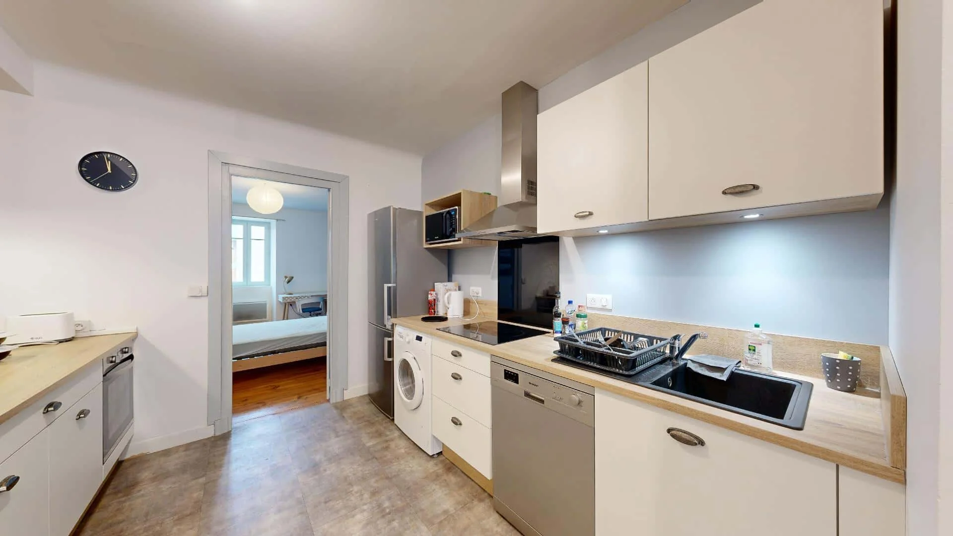 Habitación estudiantil funcional perfecta para estudiar en 