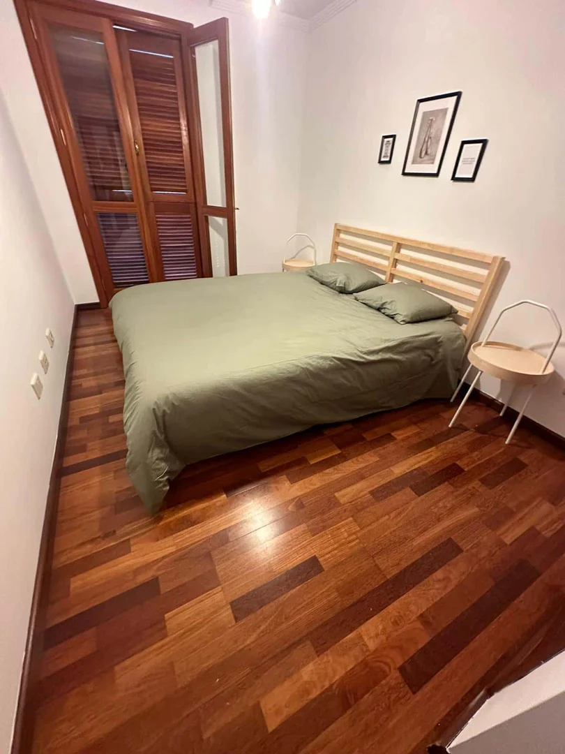 Quarto para alugar em apartamento de estudantes em , totalmente mobilado