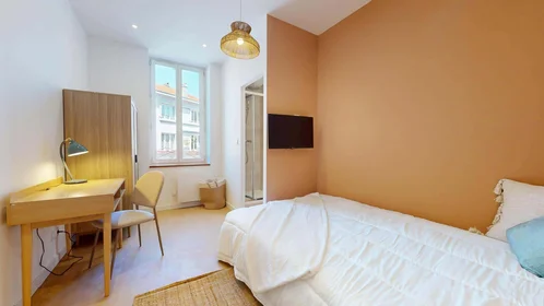 Prywatny pokój 20 Av. Edouard Michelin, 63000 Clermont-Ferrand, France, obraz 1 10