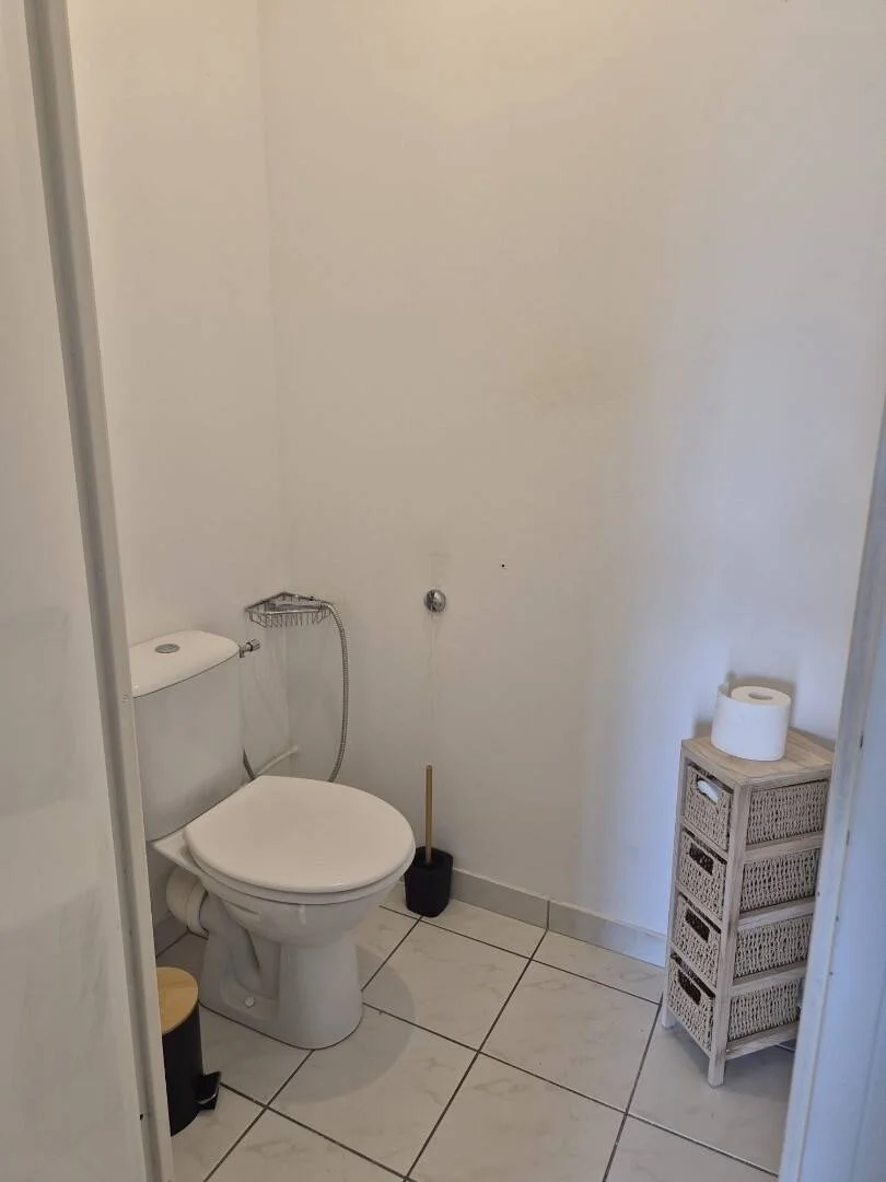 Niedrogi pokój dla studentów z dużym oświetleniem w 